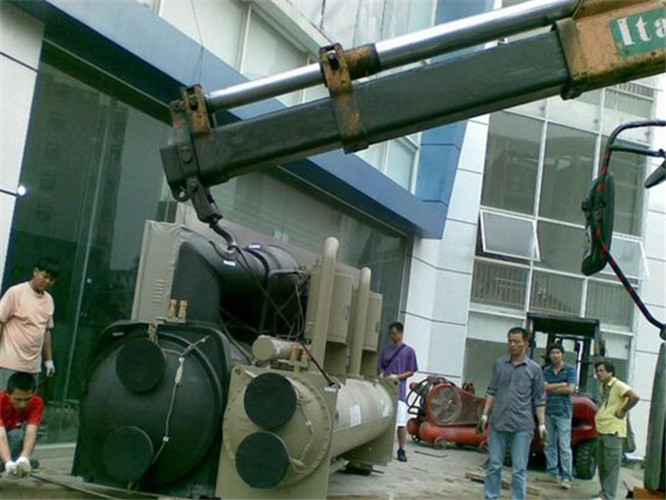 双台子区随车吊和汽车吊的核心区别是什么？哪种更省钱？